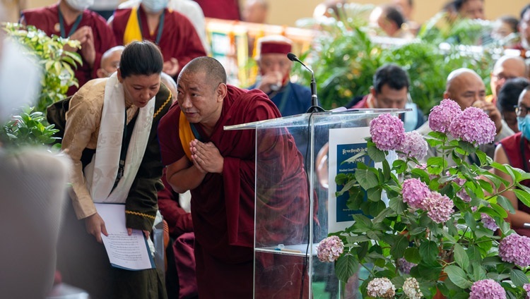 Der ehrwürdige Lobsang Monlam erweist Seiner Heiligkeit dem Dalai Lama seine Reverenz, nachdem er bei der Vorstellung des Wörterbuchs im Haupttempel in Dharamsala, Indien, am 27. Mai 2022 eine Rede gehalten hat. Foto: Tenzin Choejor