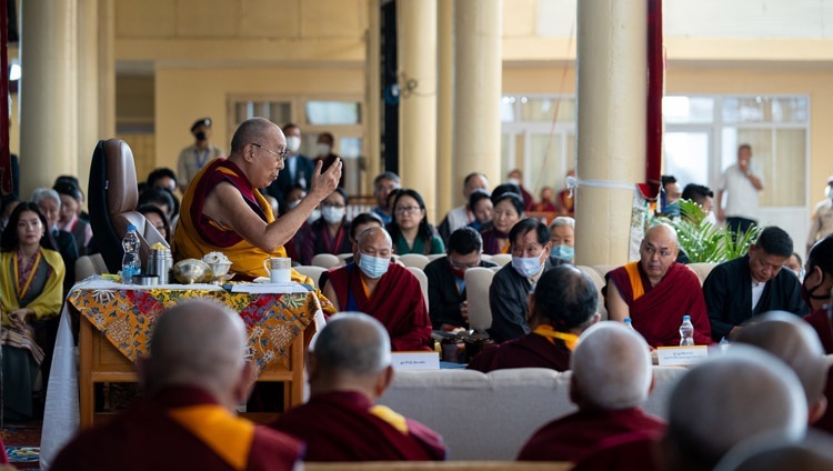 Seine Heiligkeit der Dalai Lama bei der Vorstellung des Monlam Wörterbuchs im tibetischen Haupttempel in Dharamsala, HP, Indien am 27. Mai 2022. Foto: Tenzin Choejor