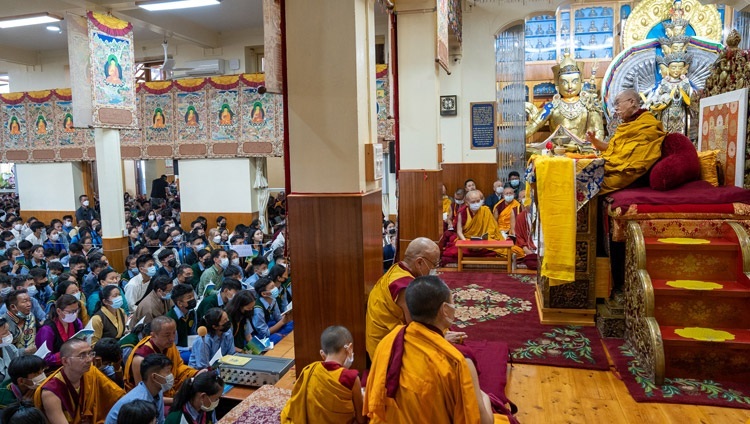 Unterweisung von Seiner Heiligkeit dem Dalai Lama für junge Tibeterinnen und Tibeter im Haupttempel in Dharamsala, HP, Indien am 1. Juni 2022. Foto: Tenzin Choejor