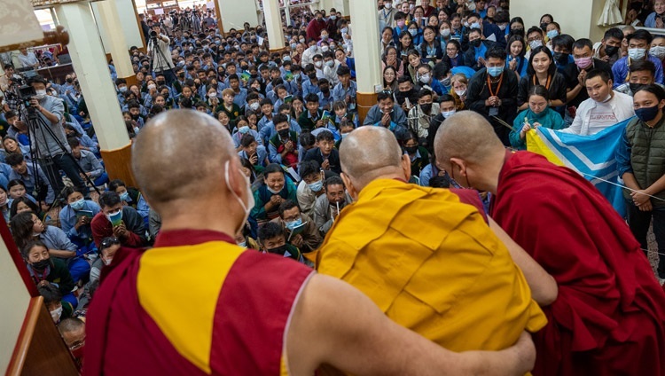 Unterweisung von Seiner Heiligkeit dem Dalai Lama für junge Tibeterinnen und Tibeter im Haupttempel in Dharamsala, HP, Indien am 1. Juni 2022. Foto: Tenzin Choejor