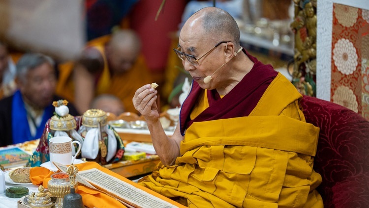 Seine Heiligkeit der Dalai Lama unterweist für junge Tibeterinnen und Tibeter im tibetischen Haupttempel in Dharamsala, HP, Indien am 2. Juni 2022. Foto: Tenzin Choejor