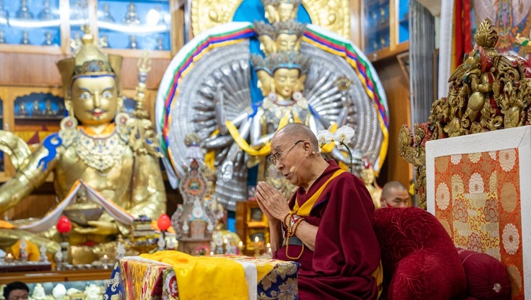 Seine Heiligkeit der Dalai Lama unterweist für junge Tibeterinnen und Tibeter im tibetischen Haupttempel in Dharamsala, HP, Indien am 2. Juni 2022. Foto: Tenzin Choejor