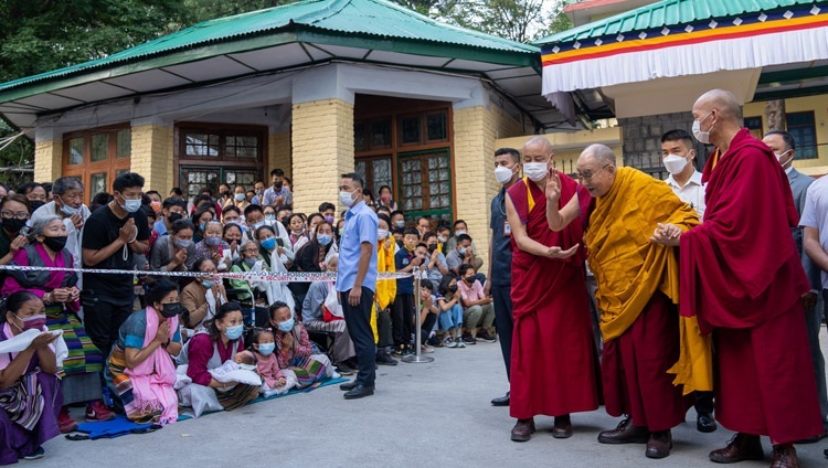 Seine Heiligkeit der Dalai Lama erteilt die Ermächtigung für Avalokiteshvara Jinasagara in Dharamsala, HP, Indien am 13. Juni 2022. Foto: Tenzin Choejor