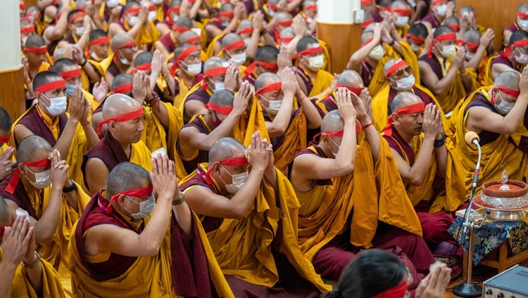 Seine Heiligkeit der Dalai Lama erteilt die Ermächtigung von Avalokiteshvara Jinasagara am 14. Juni 2022 in Dharamsala, HP, Indien. Foto: Tenzin Choejor
