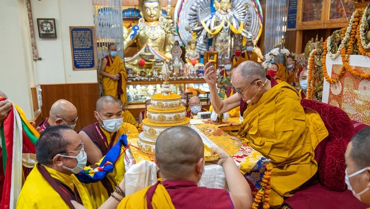 Seine Heiligkeit der Dalai Lama erteilt die Ermächtigung von Avalokiteshvara Jinasagara am 14. Juni 2022 in Dharamsala, HP, Indien. Foto: Tenzin Choejor
