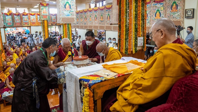 Langlebenszeremonie für Seine Heiligkeit den Dalai Lama im tibetischen Haupttempel in Dharamsala, HP, Indien am 24. Juni 2022. Foto: Tenzin Choejor