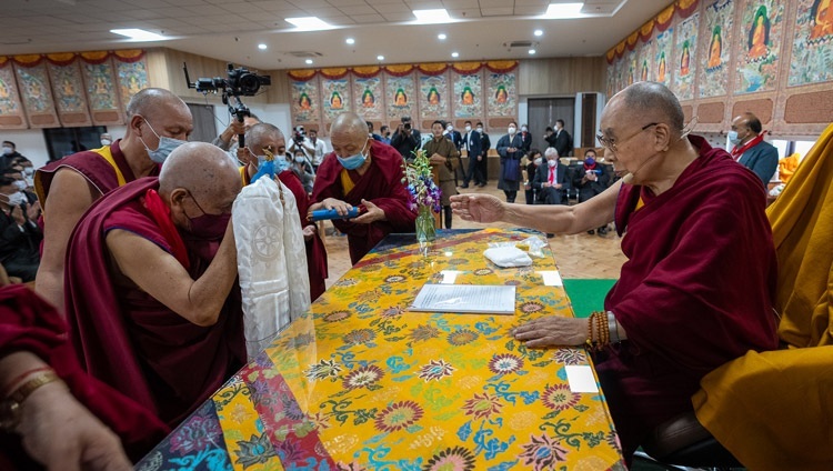 Prof. Samdhong Rinpoche offeriert Mandala Seiner Heiligkeit dem Dalai Lama anlässlich Eröffnung der neuen Bibliothek in Dharamsala, HP, Indien am 6. Juli 2022. Foto: Tenzin Choejor