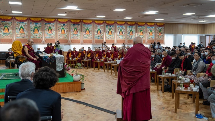Prof. Samdhong Rinpoche begrüsst die Gäste zur Eröffnung der Dalai Lama Bibliothek und Archiv in Dharamsala, HP, Indien am 6. Juli 2022. Foto: Tenzin Choejor
