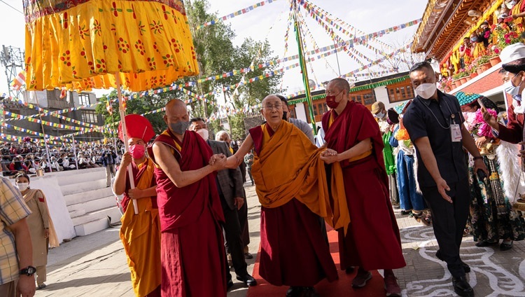 Seine Heiligkeit der Dalai Lama bei der Ankunft am Jokhang in Leh, Ladakh, UT, Indien am 23. Juli 2022. Foto: Tenzin Choejor
