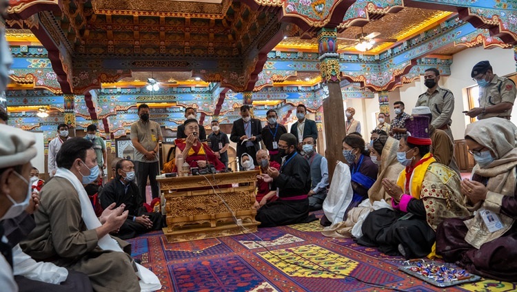 Seine Heiligkeit der Dalai Lama spricht zu Angehörigen der sunnitischen Gemeinschaft in der Jama Masjid in Leh, Ladakh, UT, Indien am 23. Juli 2022. Foto: Tenzin Choejor