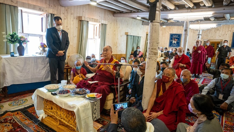Seine Heiligkeit der Dalai Lama bei seiner Ansprache an die Gemeinde in der Moravian Church in Leh, Ladakh, UT, Indien am 23. Juli 2022. Foto: Tenzin Choejor