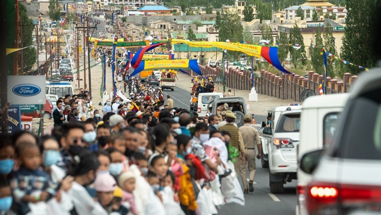 Der Konvoi Seiner Heiligkeit des Dalai Lama auf dem Weg vom Flughafen zur Residenz in Leh, Ladakh, Indien am 15. Juli 2022. Foto: Tenzin Choejor