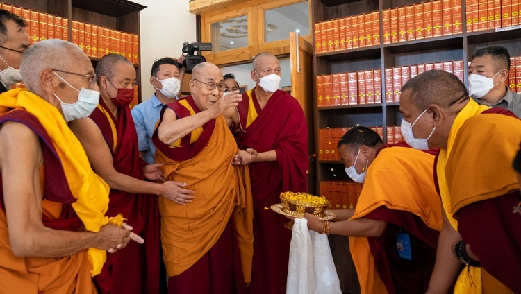 Seine Heiligkeit der Dalai Lama bei der Einweihung der Thiksey Library & Learning Centre in Leh, Ladakh, Indien am 25. Juli 2022. Foto: Tenzin Choejor