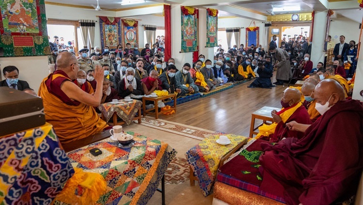 Seine Heiligkeit der Dalai Lama im Gespräch mit Würdenträgern und Gästen nach der Ankunft in seiner Residenz in Leh, Ladakh, Indien am 15. Juli 2022. Foto: Tenzin Choejor