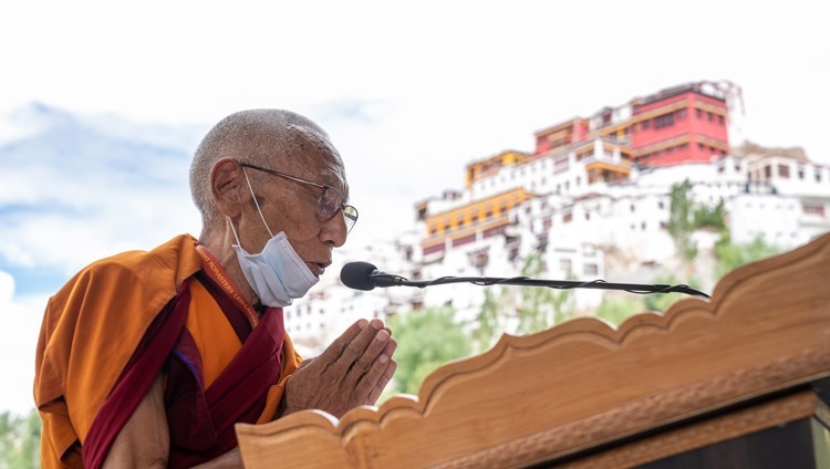 Thiksey Rinpoché bei seiner Begrüßungsrede zu Beginn der Ansprache Seiner Heiligkeit des Dalai Lama an die Studenten auf dem Gelände der Unterweisung im Bibliotheks- und Lernzentrum des Klosters Tiksey in Leh, Ladakh, UT, Indien am 25. Juli 2022. Foto: Tenzin Choejor