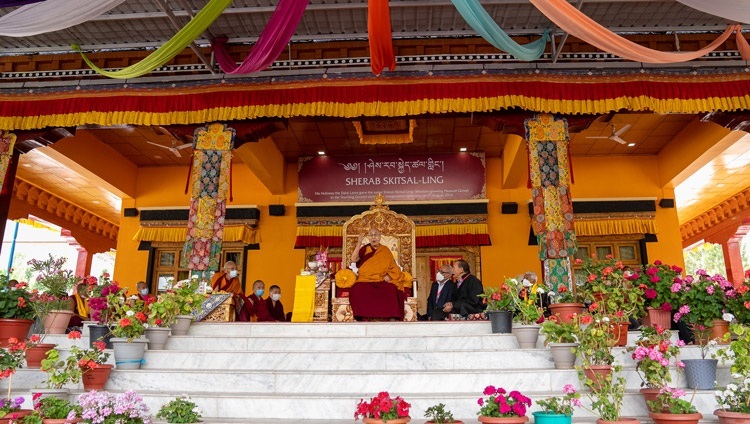 Seine Heiligkeit der Dalai Lama spricht zu den Anwesenden auf dem Lehrgelände im Bibliotheks- und Lernzentrum des Klosters Tiksey in Leh, Ladakh, UT, Indien am 25. Juli 2022. Foto: Tenzin Choejor