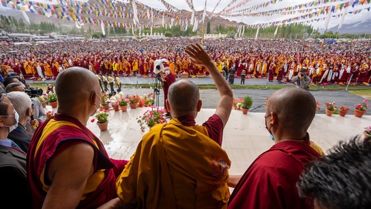 Seine Heiligkeit der Dalai Lama zu Beginn seiner Unterweisung in Leh, Ladakh, Indien am 28. Juli 2022. Foto: Tenzin Choejor