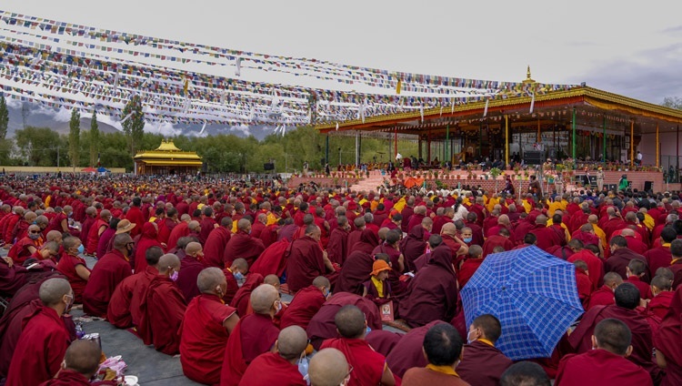 Teilnehmende der Unterweisungen von Seiner Heiligkeit dem Dalai LamaSeine Heiligkeit der Dalai Lama während den Unterweisungen in Leh, Ladakh, Indien am 28. Juli 2022. Foto: Tenzin Choejor
