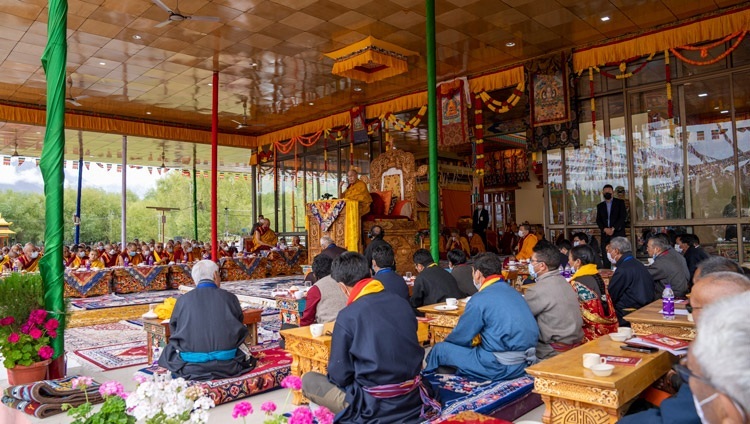 Seine Heiligkeit der Dalai Lama während den Unterweisungen in Leh, Ladakh, Indien am 28. Juli 2022. Foto: Tenzin Choejor