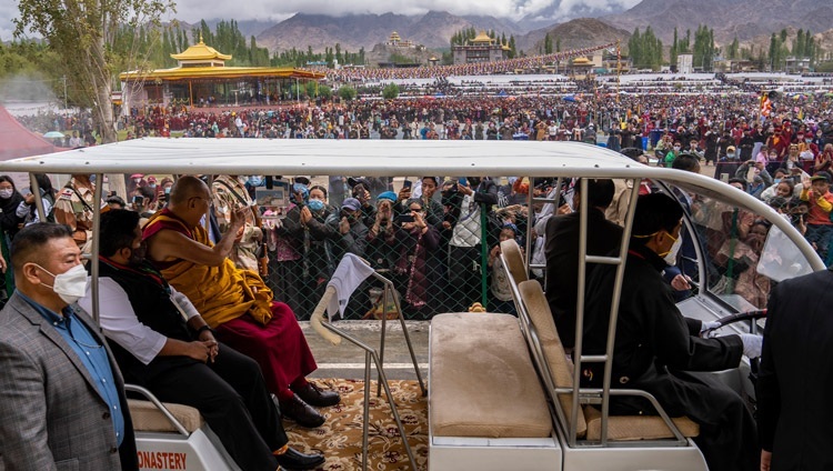 Seine Heiligkeit der Dalai Lama auf dem Rückweg zu Residenz nach seinen Unterweisungen Seine Heiligkeit der Dalai Lama während den Unterweisungen in Leh, Ladakh, Indien am 28. Juli 2022. Foto: Tenzin Choejor