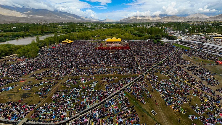 Ein Blick auf die mehr als 70.000 Menschen, die am 30. Juli 2022 an der Avalokiteshvara-Einweihung auf dem Shewatsel-Unterweisungsgelände in Leh, Ladakh, UT, Indien, teilnehmen. Drohnenfoto mit freundlicher Genehmigung der Ladakh-Polizei