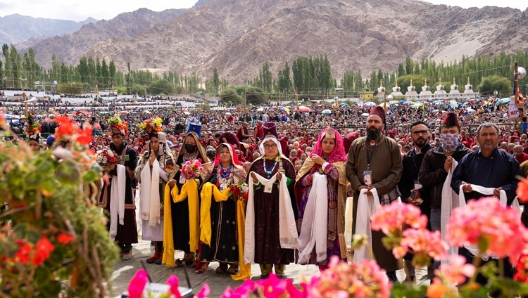 Angehörige der ladakhischen Gemeinschaft singen am 30. Juli 2022 auf dem Shewatsel-Unterweisungsgelände in Leh, Ladakh, UT, Indien, ein Lied während des Langlebensopfergebets für Seine Heiligkeit den Dalai Lama. Foto: Tenzin Choejor