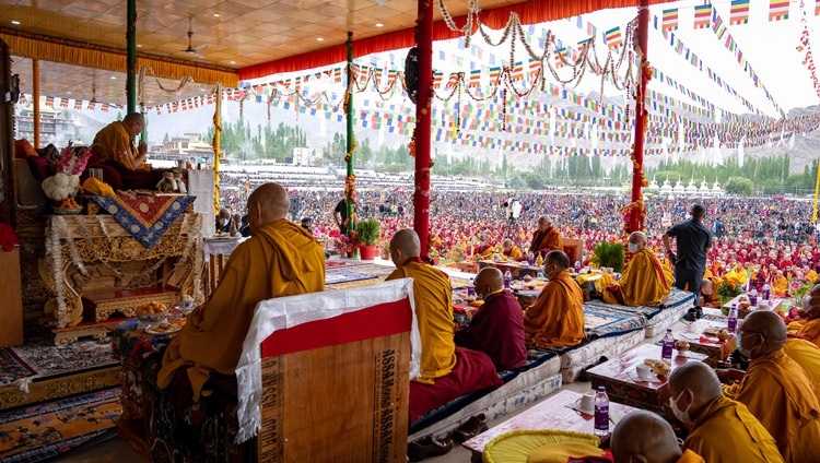 Seine Heiligkeit der Dalai Lama bei der Durchführung der erforderlichen Prozeduren vor der Verleihung der Ermächtigung von Avalokiteshvara auf dem Shewatsel-Unterweisungsgelände in Leh, Ladakh, UT, Indien am 30. Juli 2022. Foto: Tenzin Choejor
