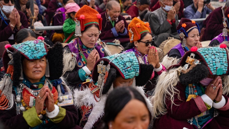 Die Teilnehmer nehmen die Bodhisattva-Gelübde von Seiner Heiligkeit dem Dalai Lama auf dem Gelände der Unterweisung in Padum, Zanskar, Ladakh, UT, Indien am 12. August 2022 entgegen. Foto: Tenzin Choejor