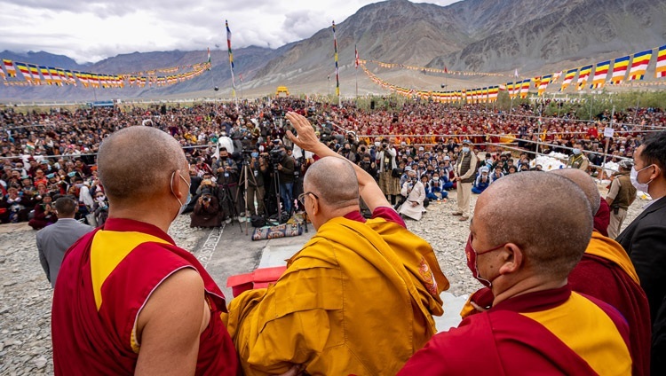 Seine Heiligkeit der Dalai Lama verabschiedet sich zum Abschluss seiner Unterweisung in Padum, Zanskar, Ladakh, UT, Indien am 12. August 2022. Foto: Tenzin Choejor