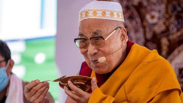 Seine Heiligkeit der Dalai Lama mit der muslimischen Gemeinde von Padum und im Gespräch mit Studierenden am 13. August 2022 in Ladakh, Indien. Foto: Tenzin Choejor