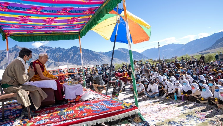 Seine Heiligkeit der Dalai Lama mit der muslimischen Gemeinde von Padum und im Gespräch mit Studierenden am 13. August 2022 in Ladakh, Indien. Foto: Tenzin Choejor