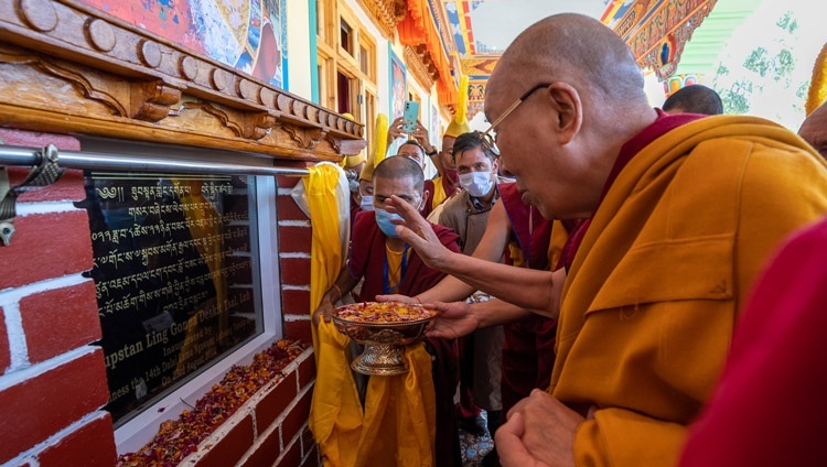 Seine Heiligkeit der Dalai Lama bei der Einweihung eines neuen Studienzentrums in Thupstanling Gonpa in Diskit Tsal, Leh, Ladakh, UT, Indien am 23. August 2022. Foto: Tenzin Choejor