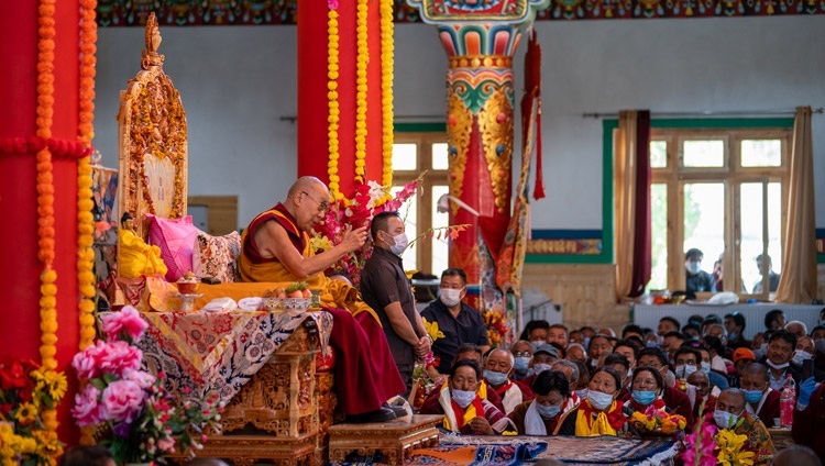 Seine Heiligkeit der Dalai Lama spricht in Thupstanling Gonpa in Diskit Tsal, Leh, Ladakh, UT, Indien am 23. August 2022. Foto: Tenzin Choejor