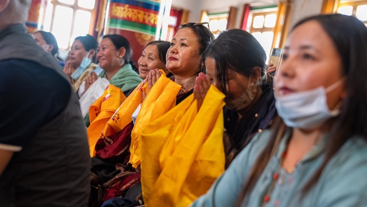 Das Publikum lauscht dem Vortrag Seiner Heiligkeit des Dalai Lama in Thupstanling Gonpa in Diskit Tsal, Leh, Ladakh, UT, Indien am 23. August 2022. Foto: Tenzin Choejor