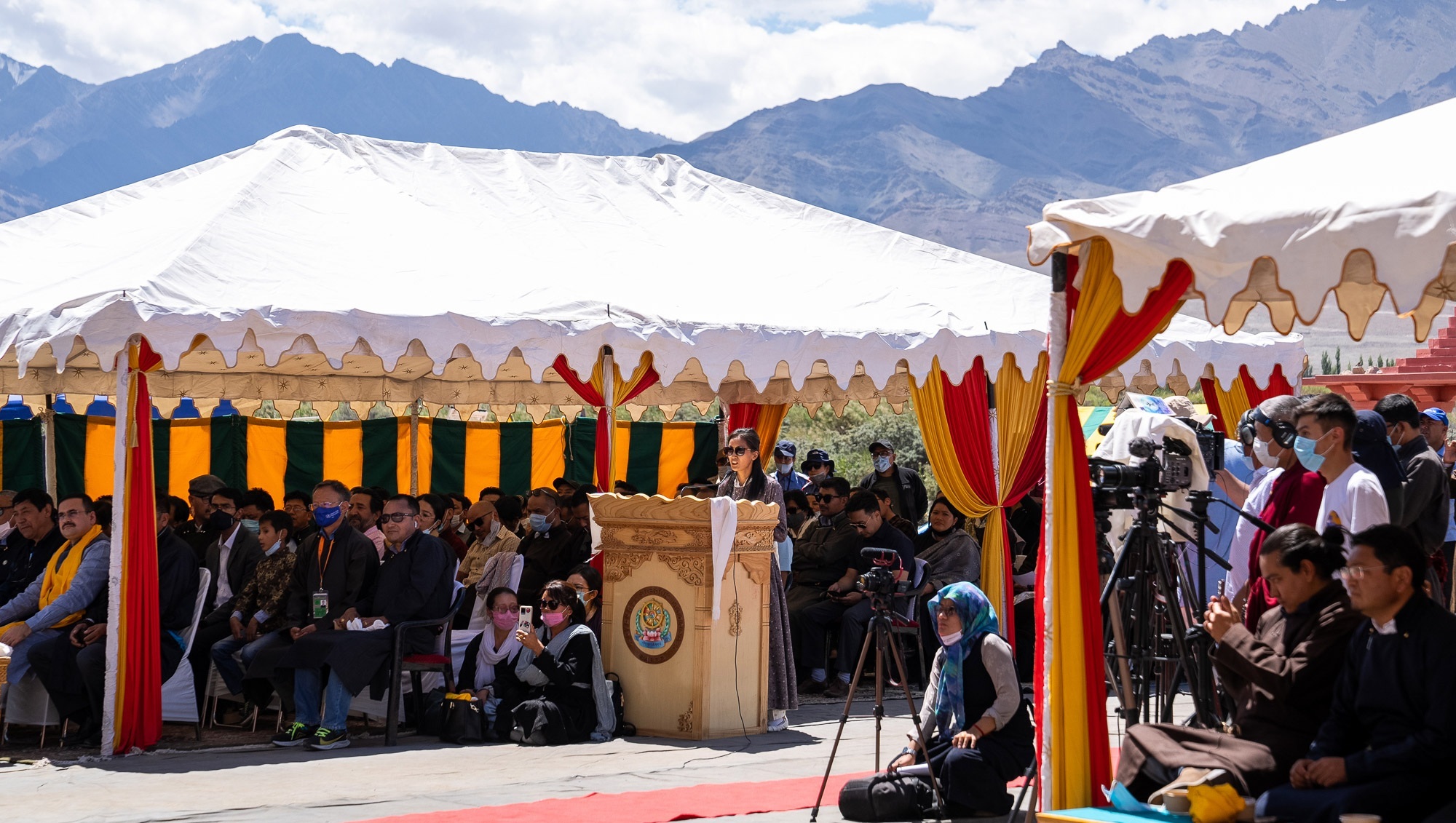 Seine Heiligkeit der Dalai Lama nimmt an einem Mittagessen teil im Sindhu Ghat in Leh, Ladakh, Indien am 23. August 2022. Foto: Tenzin Choejor