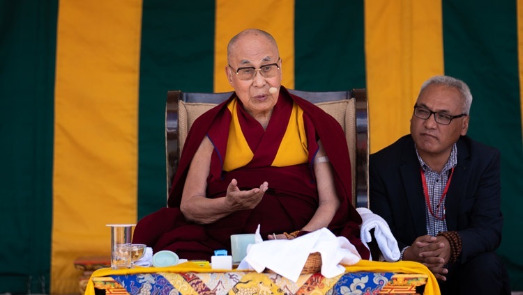 Seine Heiligkeit der Dalai Lama spricht zum Publikum am Sindhu Ghat in Leh, Ladakh, UT, Indien am 23. August 2022. Foto: Tenzin Choejor