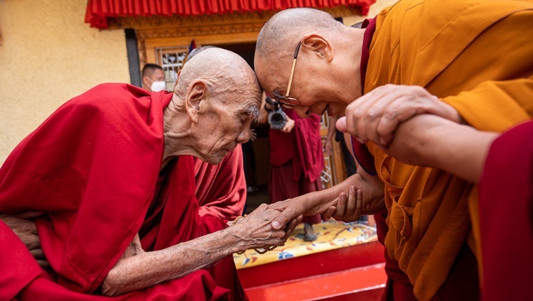 Seine Heiligkeit der Dalai Lama begrüßt den ehemaligen Gaden Tripa, Seine Eminenz Rizong Rinpoché, bei seiner Ankunft in Rinpochés Residenz in Leh, Ladakh, UT, Indien am 25. August 2022. Foto: Tenzin Choejor