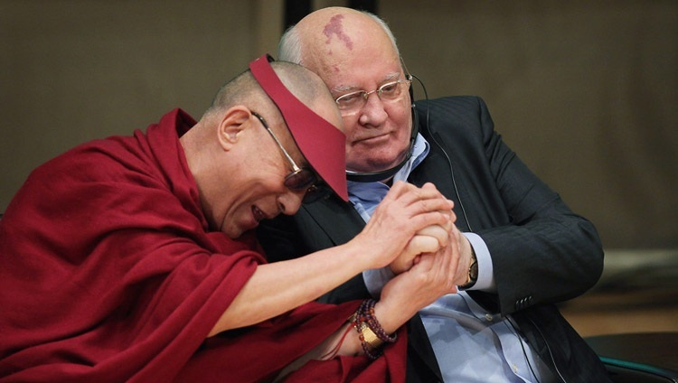 Seine Heiligkeit der Dalai Lama und der ehemalige Staatschef der Sowjetunion und Friedensnobelpreisträger Michail Gorbatschow nehmen an einer Podiumsdiskussion während des 12. Weltgipfels der Friedensnobelpreisträger in Chicago, Illinois, USA am 25. April 2012 teil.