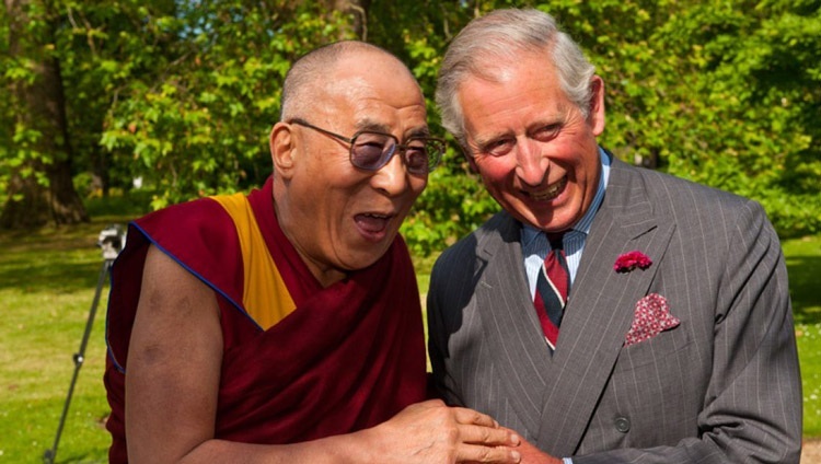 Seine Heiligkeit der Dalai Lama mit dem damaligen britischen Prinz Charles im Clarence House in London, Großbritannien, am 20. Juni 2012. Foto: Ian Cumming