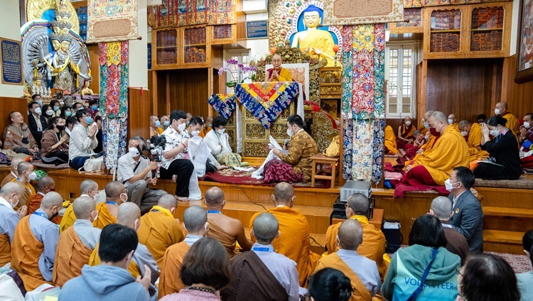 Zweiter Tag der Unterweisungen von Seiner Heiligkeit dem Dalai Lama für Buddhisten aus Südostasien in Dharamsala, Indien am 16. September 2022. Foto: Tenzin Choejor