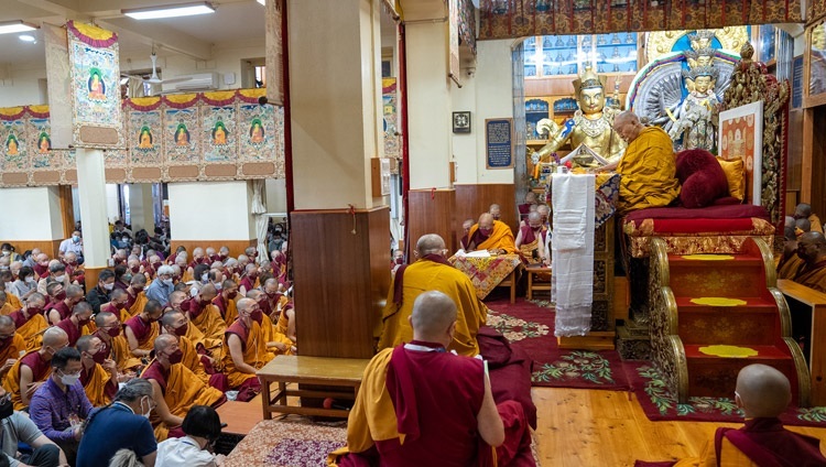 Seine Heiligkeit der Dalai Lama unterweist an drei Tagen für Buddhistinnen und Buddhisten aus Taiwan im tibetischen Haupttempel in Dharamsala, HP, Indien am 4. Oktober 2022. Foto: Tenzin Choejor