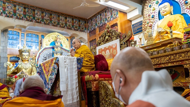 Unterweisung Seiner Heiligkeit des Dalai Lama auf Wunsch von Buddhistinnen und Buddhisten aus Korea im tibetischen Haupttempel in Dharamsala, Indien am 25. November 2022. Foto: Tenzin Choejor