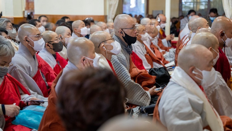 Unterweisung Seiner Heiligkeit des Dalai Lama auf Wunsch von Buddhistinnen und Buddhisten aus Korea im tibetischen Haupttempel in Dharamsala, Indien am 25. November 2022. Foto: Tenzin Choejor