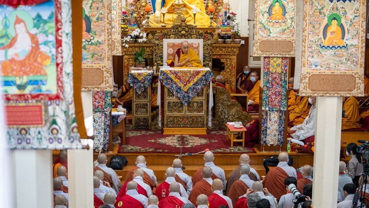 Unterweisung Seiner Heiligkeit des Dalai Lama auf Wunsch von Buddhistinnen und Buddhisten aus Korea im tibetischen Haupttempel in Dharamsala, Indien am 26. November 2022. Foto: Tenzin Choejor