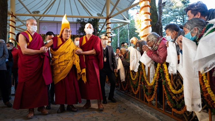 Seine Heiligkeit der Dalai Lama auf dem Weg zum tibetischen Haupttempel. Dharamsala, Indien am 30. November 2022. Foto: Tenzin Choejor