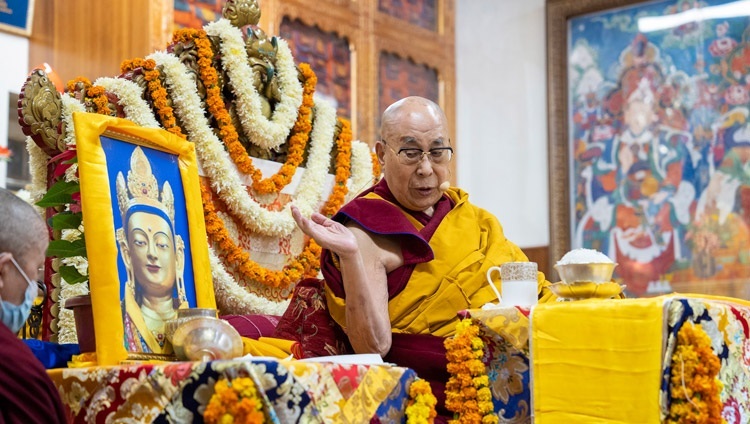 Seine Heiligkeit der Dalai Lama zeigt mit einer Geste auf ein Foto der Chenrezig Wati Sangpo-Statue, die er in seiner Residenz aufbewahrt, während der Langlebensopferzeremonie im tibetischen Haupttempel in Dharamsala, Indien am 30. November 2022. Foto: Tenzin Choejor