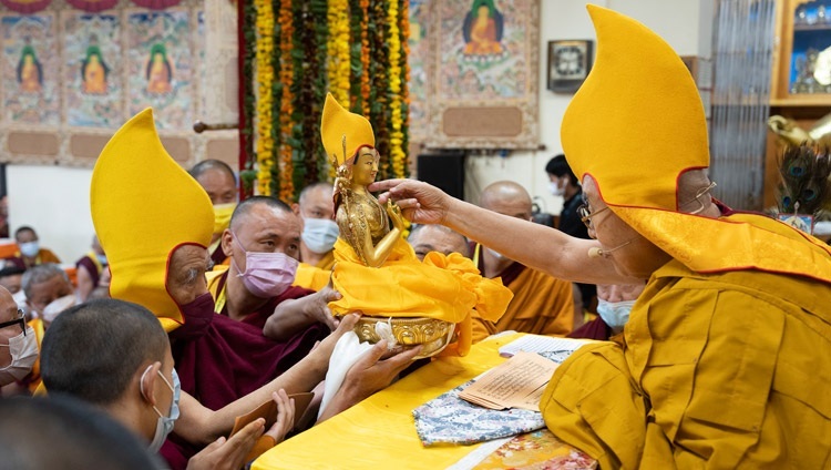 Ganden Tri Rinpoché überreicht Seiner Heiligkeit dem Dalai Lama während der Langlebensopferzeremonie im tibetischen Haupttempel in Dharamsala, HP, Indien am 30. November 2022 Opfergaben. Foto: Tenzin Choejor