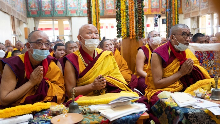 Das Publikum im Inneren des tibetischen Haupttempels hört Seiner Heiligkeit dem Dalai Lama während der Langlebensopferzeremonie in Dharamsala, Indien, am 30. November 2022 zu. Foto: Tenzin Choejor
