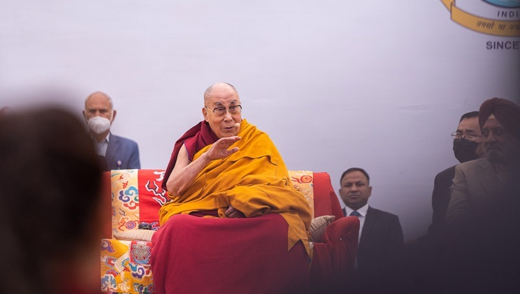 Seine Heiligkeit der Dalai Lama spricht zu den mehr als 6000 Schülern, Lehrern und Eltern aus 58 Schulen während des Programms in der Salwan Public School in Gurugram, Indien, am 21. Dezember 2022. Foto: Tenzin Choejor