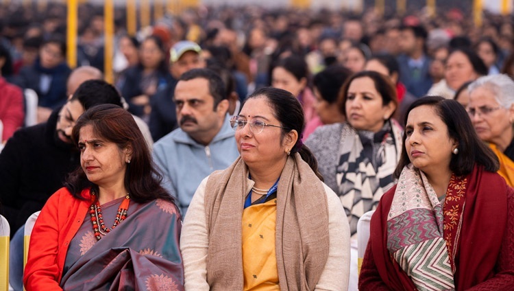 Das Publikum hört Seine Heiligkeit den Dalai Lama während des Programms in der Salwan Public School in Gurugram, Indien, am 21. Dezember 2022. Foto: Tenzin Choejor